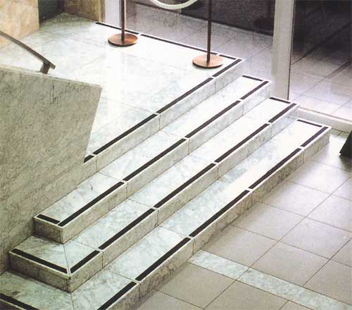 滑り止めテープ屋外タイル階段使用イメージ